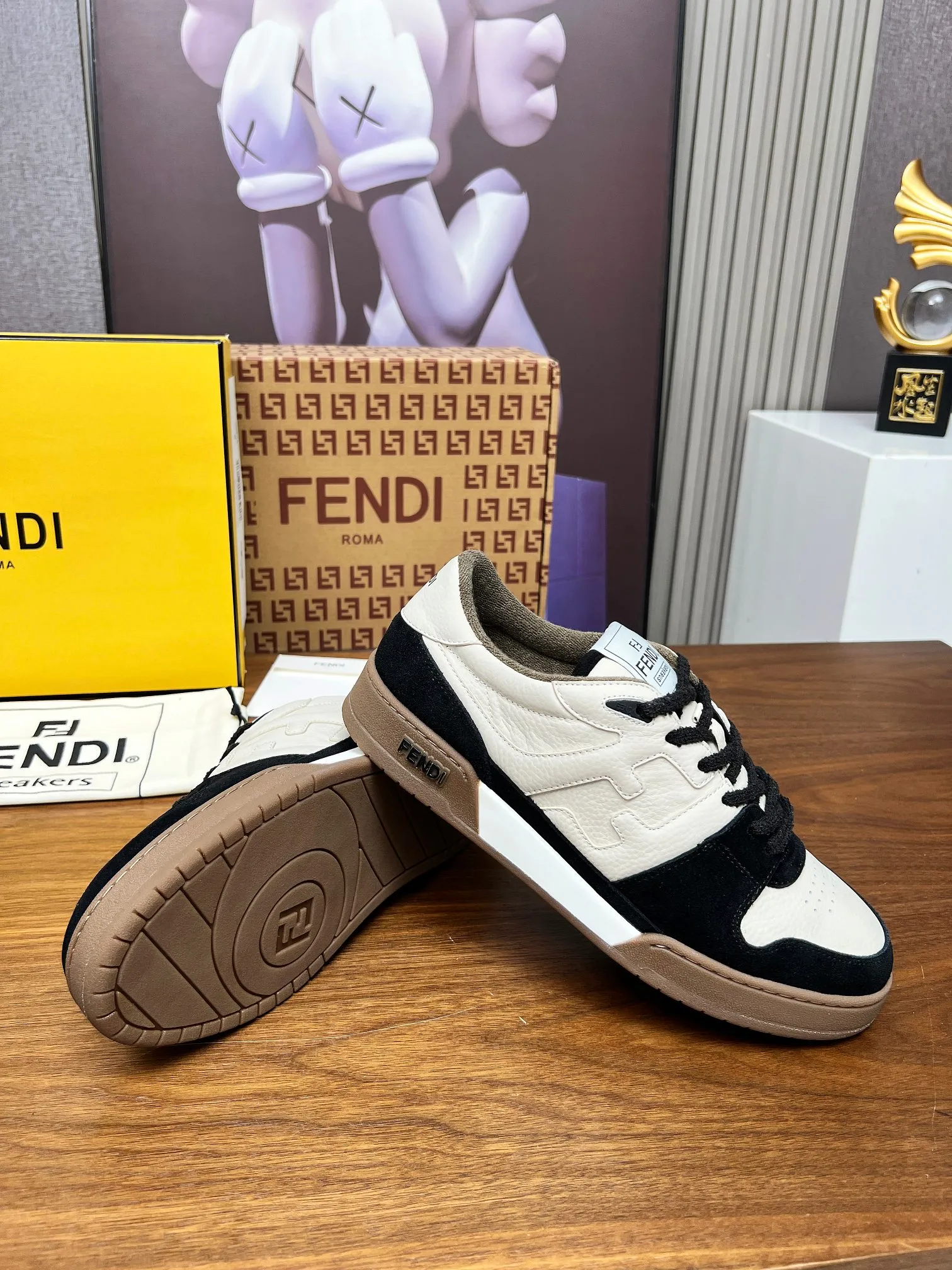 Factory price 660💰 Fendi·Fendi⛳️Hot-selling 35--45 couple model👫 FD match Original purchase for RMB14340 One-to-one reproduction Designer Kim Jones's first sneaker fendi match and Donkey brand Trainer basketball sneakers, fresh blood injected with FF retro design Super good-looking and versatile, the upper is made of cowhide and cowhide splicing combination, with concave and convex double F on the side The logo lining is made of terry velvet 🤗Super soft on the feet, lightweight and comfortable to match with a sweatshirt, original full package! ✦ Fabric: cowhide + cowhide color matching ✦ Lining: original terry velvet lining ✦ Sole: original molded multi-color color matching sole ✦ Sole: mesh injection molding pad ✦ Sole thickness: 3.5cm ✦ Female size: 35--40, female 40 customized ✦ Male size: 39--45, male 45 customized